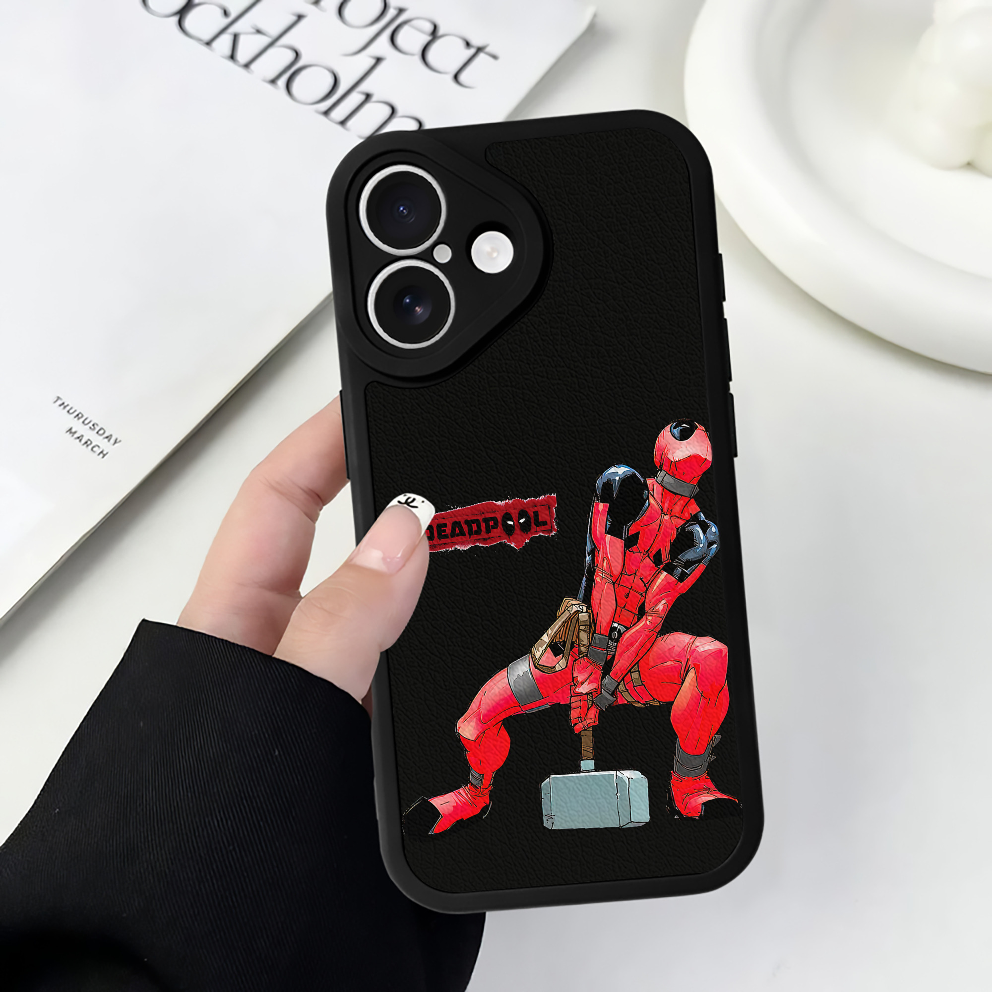 （画像用） Deadpool デッドプール 【iPhone 16シリーズ対応】シリコンスマホケース（レザー調） 材質：シリコン
